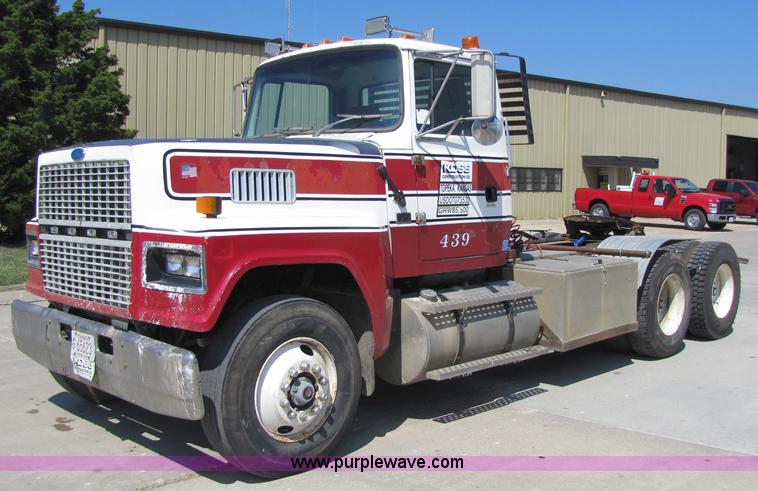 image for item 5292 1993 Ford LTL9000 truck