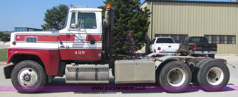 image for item 5292 1993 Ford LTL9000 truck