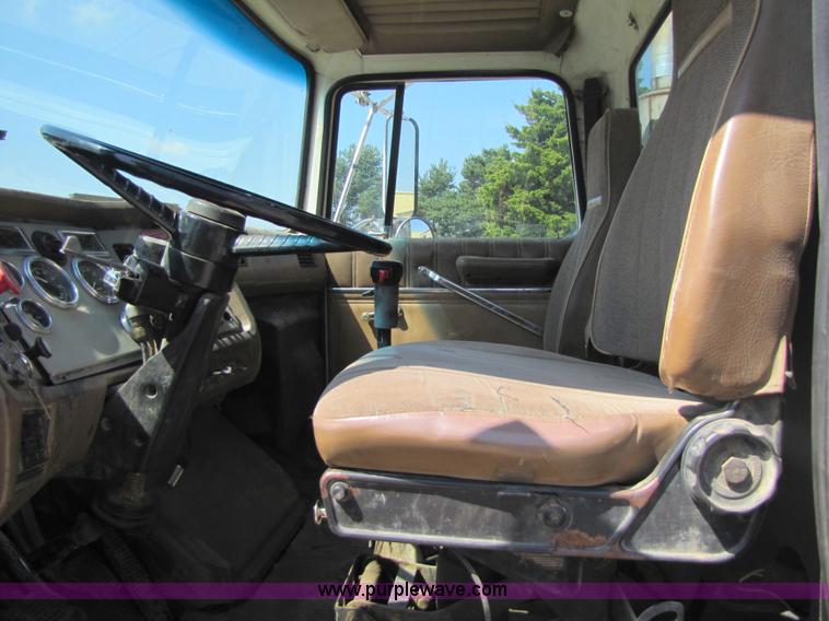 image for item 5292 1993 Ford LTL9000 truck