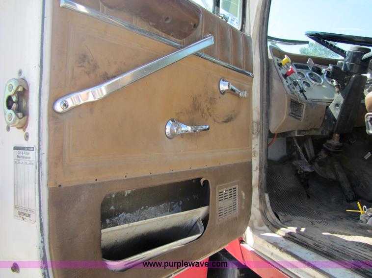 image for item 5292 1993 Ford LTL9000 truck