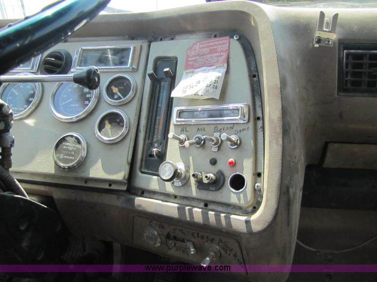 image for item 5292 1993 Ford LTL9000 truck