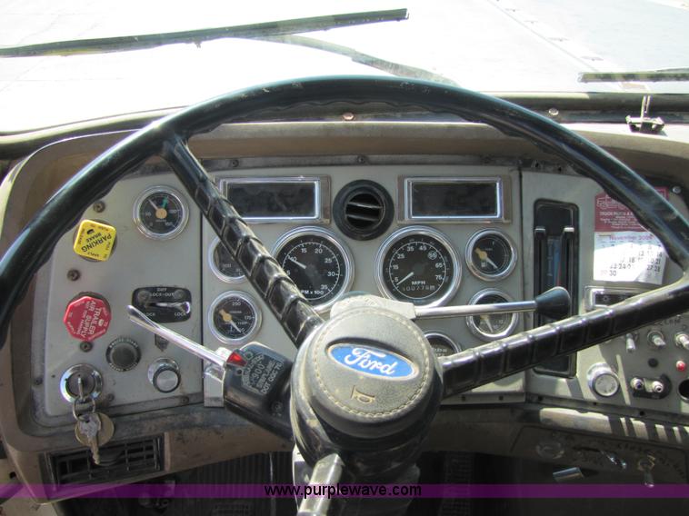 image for item 5292 1993 Ford LTL9000 truck