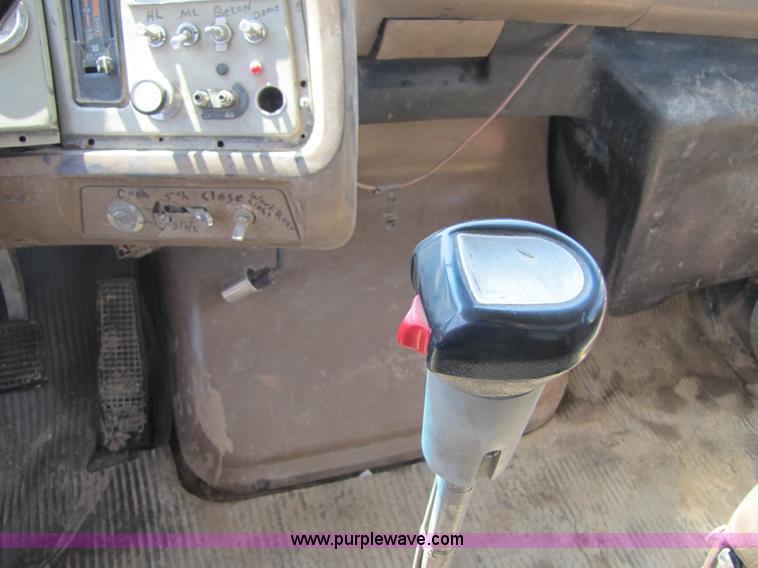 image for item 5292 1993 Ford LTL9000 truck