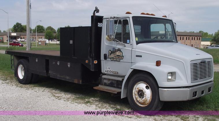 image for item 5821 1995 Freightliner FL70  truck with 20' bed