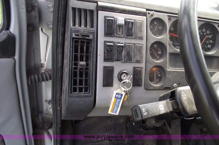 image for item 5821 1995 Freightliner FL70  truck with 20' bed