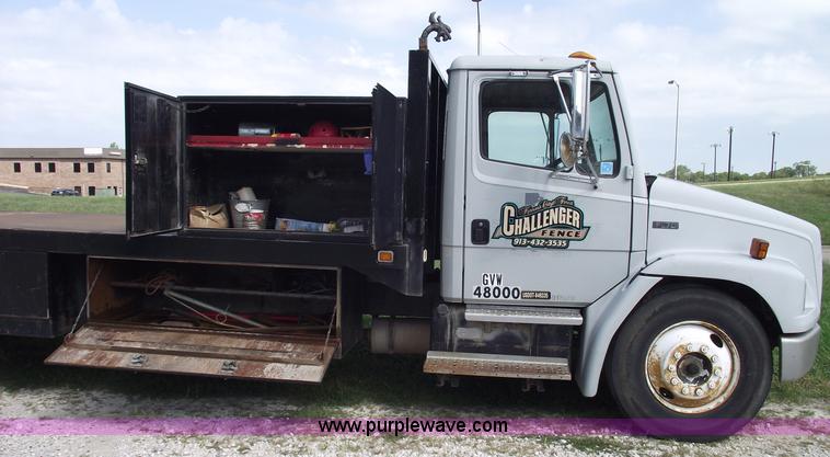 image for item 5821 1995 Freightliner FL70  truck with 20' bed