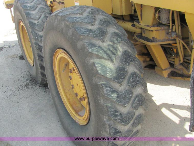 image for item 6956 1995 Caterpillar 140H motor grader