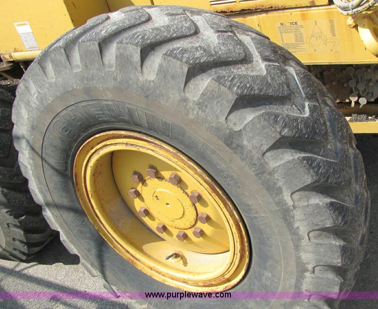 image for item 6956 1995 Caterpillar 140H motor grader