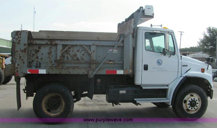 image for item 6957 2002 Freightliner FL80 single axle dump truck