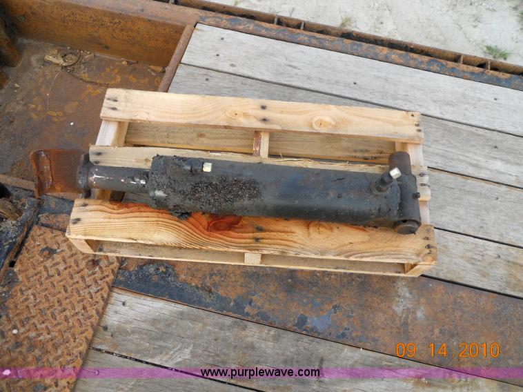 image for item 7070 2006 Ledwell LW48HTHT2 hydra tilt trailer