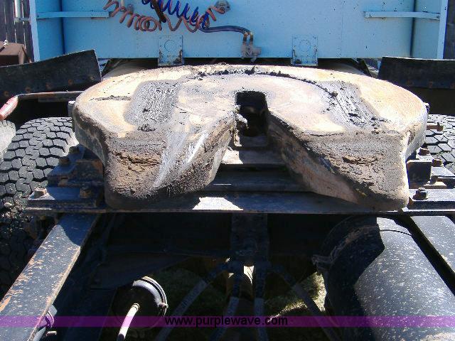 image for item 1801 1988 Freightliner FLC-64T semi truck