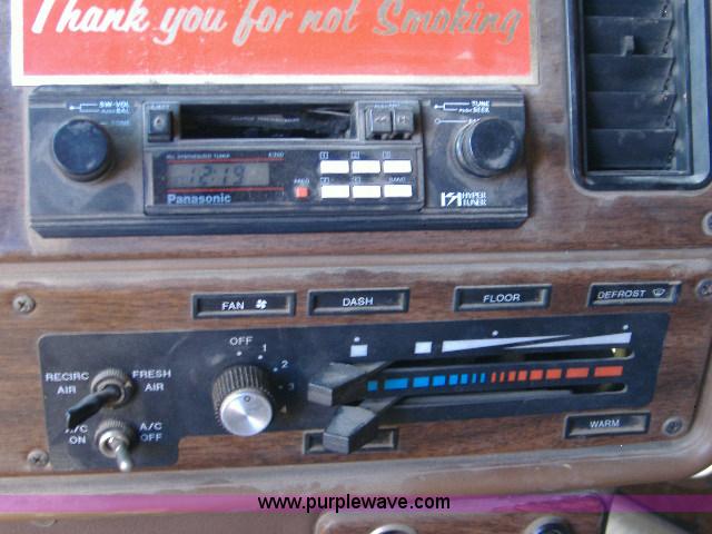 image for item 1801 1988 Freightliner FLC-64T semi truck