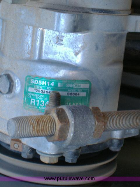 image for item 1801 1988 Freightliner FLC-64T semi truck