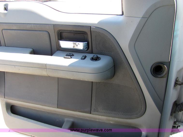 image for item 2245 2006 Ford F150 pickup truck