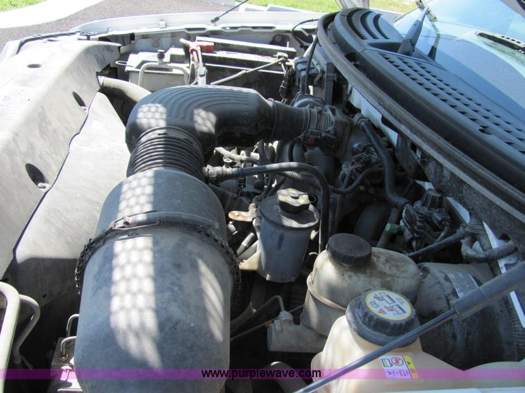 image for item 2247 2006 Ford F150 XL pickup truck