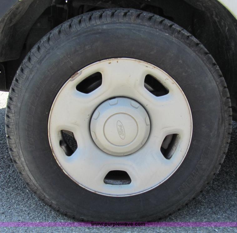 image for item 2247 2006 Ford F150 XL pickup truck