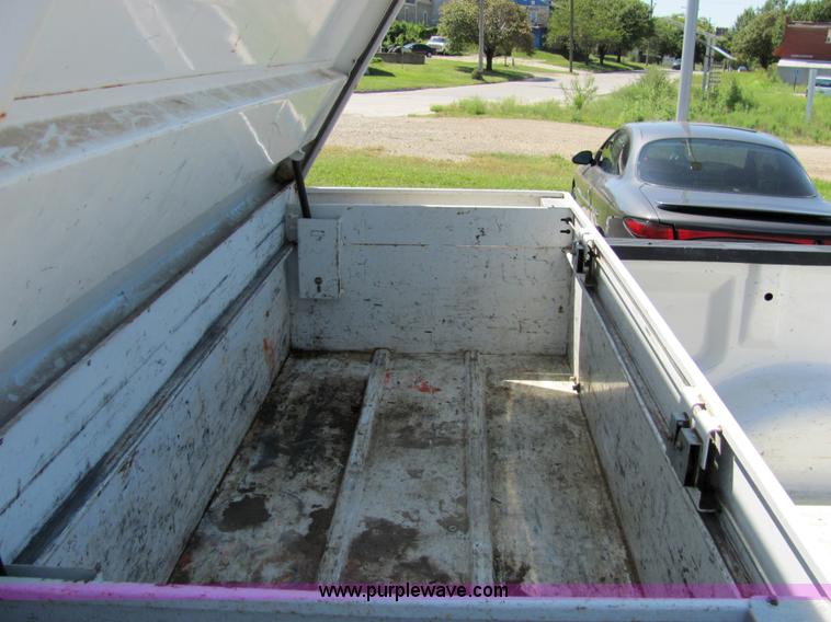 image for item 2247 2006 Ford F150 XL pickup truck