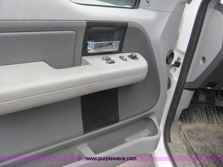 image for item 2330 2006 Ford F150 pickup truck