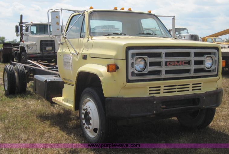 image for item 3150 1986 GMC C6500 truck