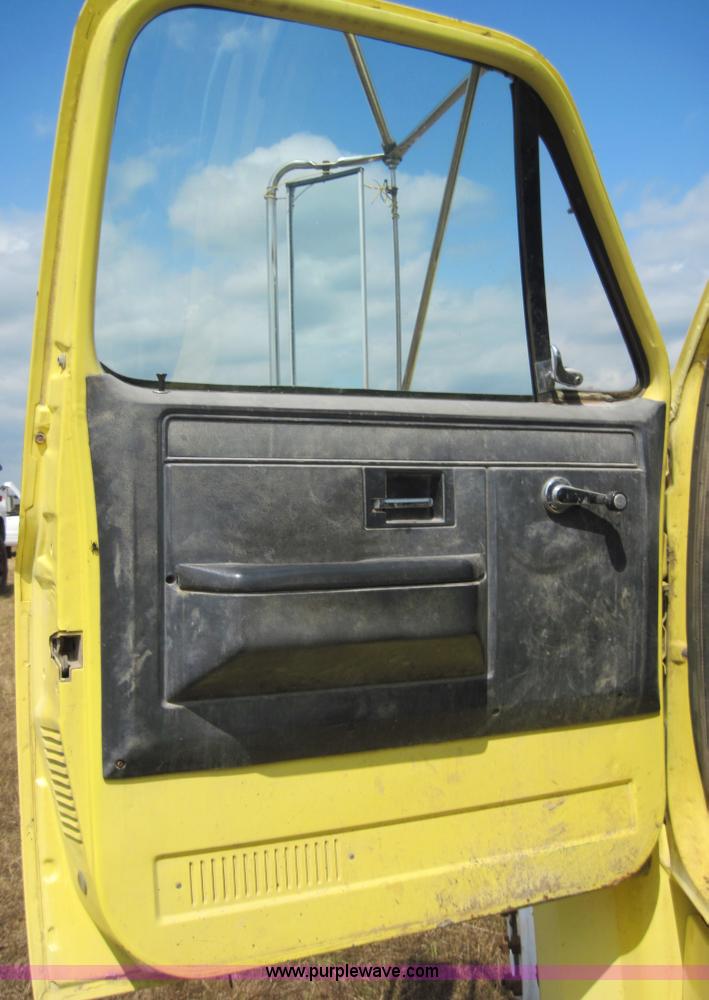 image for item 3150 1986 GMC C6500 truck