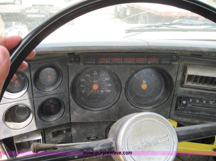 image for item 3150 1986 GMC C6500 truck