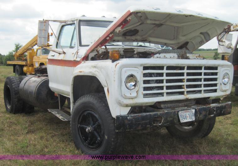 image for item 3154 1978 Ford F7000 truck