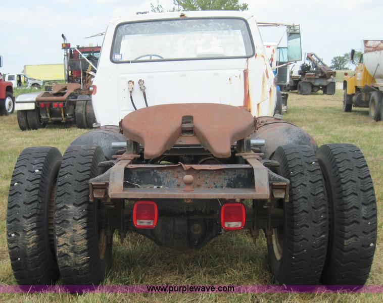 image for item 3154 1978 Ford F7000 truck