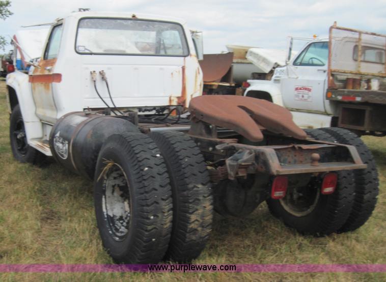 image for item 3154 1978 Ford F7000 truck