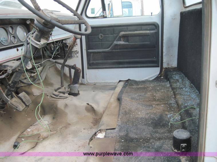 image for item 3154 1978 Ford F7000 truck