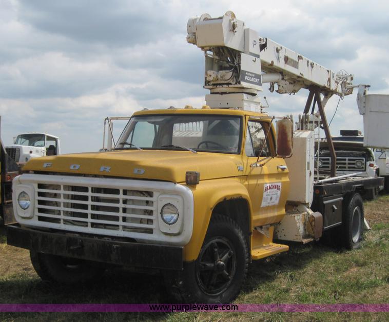 image for item 3156 1979 Ford F800 truck with bucket lift