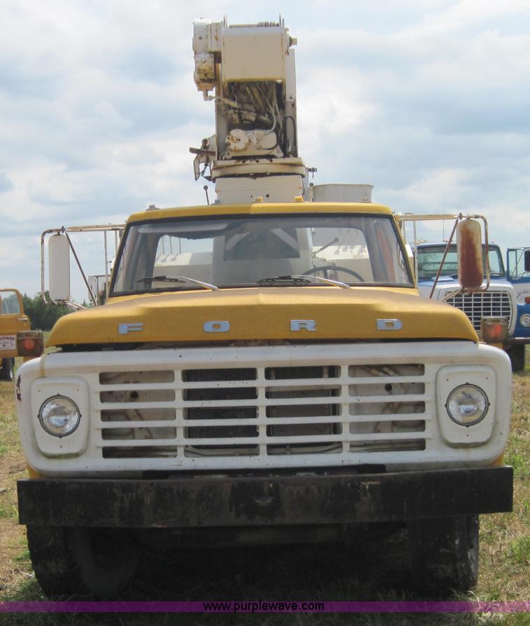 image for item 3156 1979 Ford F800 truck with bucket lift