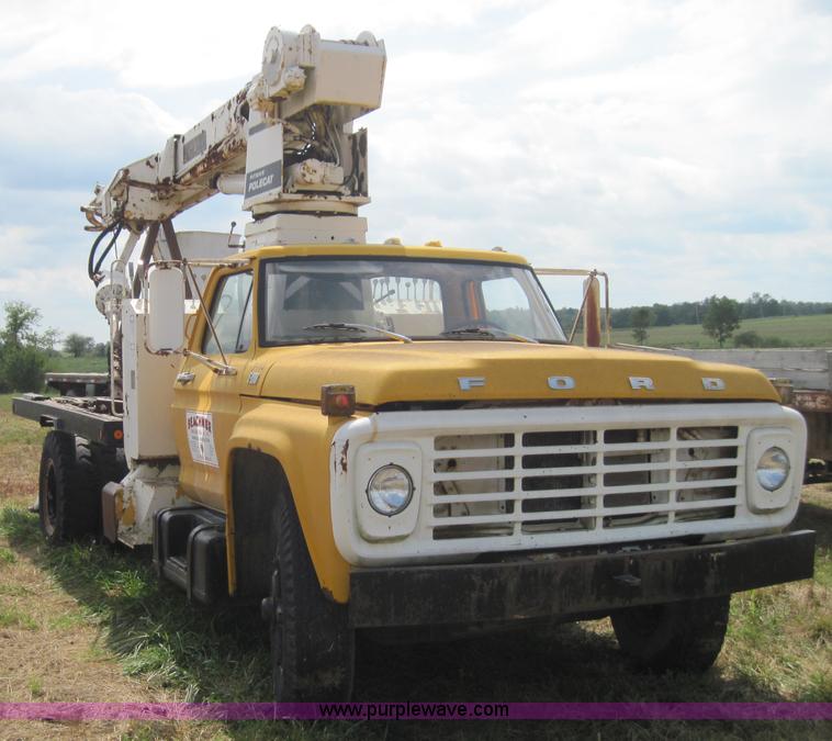 image for item 3156 1979 Ford F800 truck with bucket lift