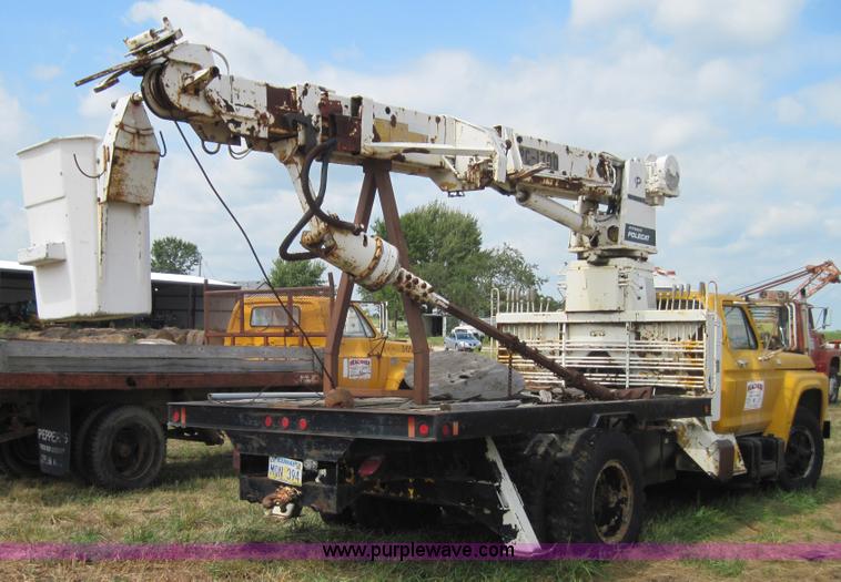 image for item 3156 1979 Ford F800 truck with bucket lift