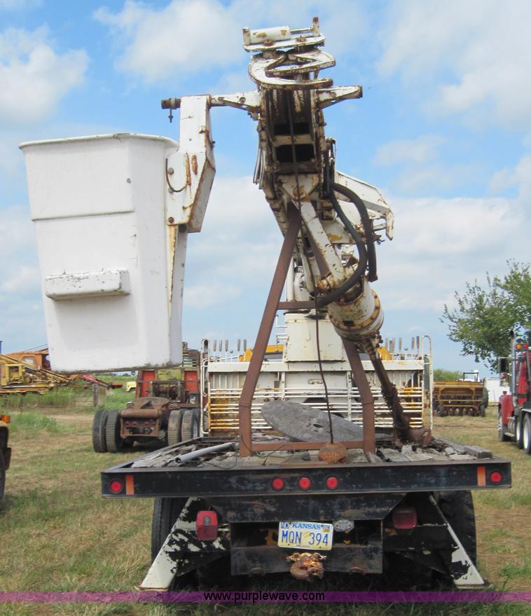 image for item 3156 1979 Ford F800 truck with bucket lift