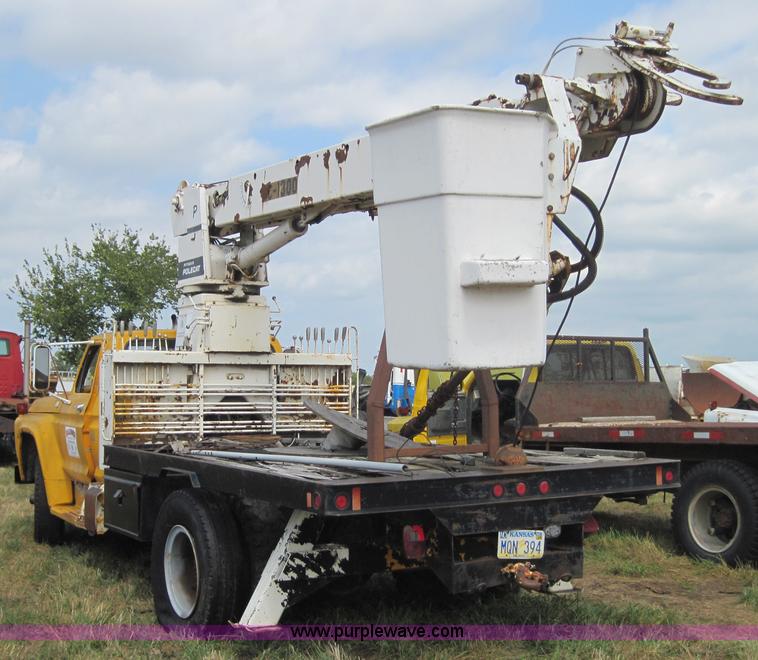 image for item 3156 1979 Ford F800 truck with bucket lift