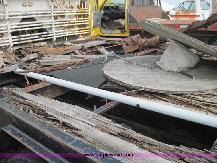 image for item 3156 1979 Ford F800 truck with bucket lift