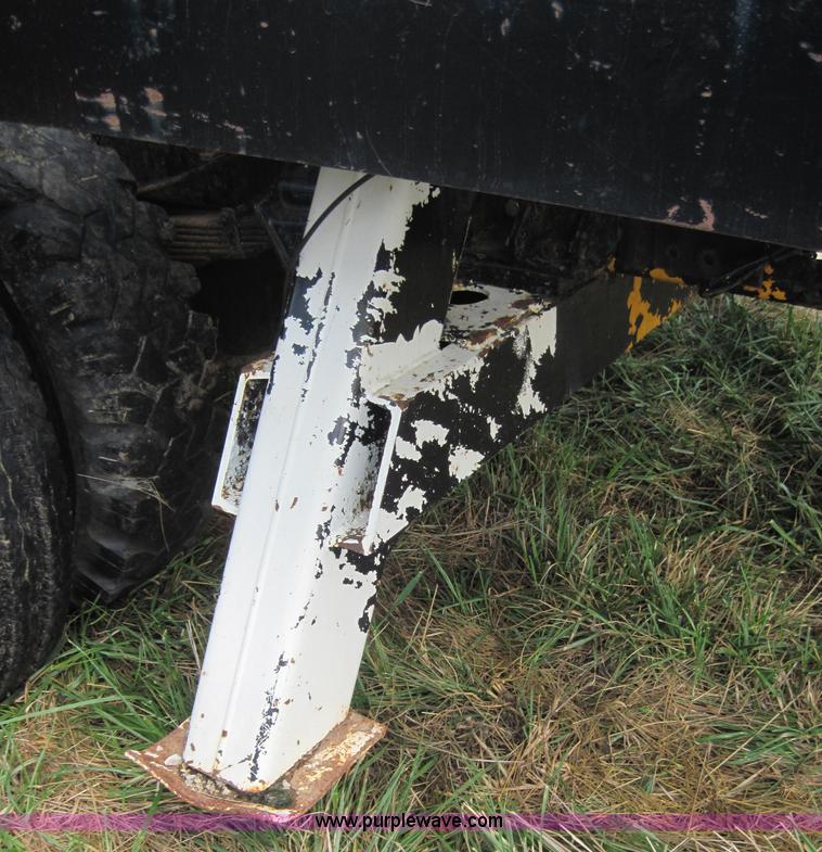 image for item 3156 1979 Ford F800 truck with bucket lift