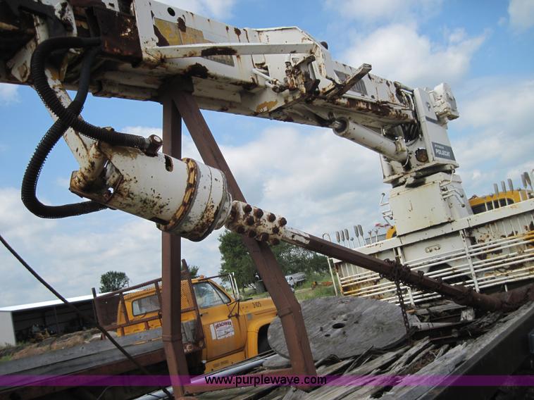 image for item 3156 1979 Ford F800 truck with bucket lift