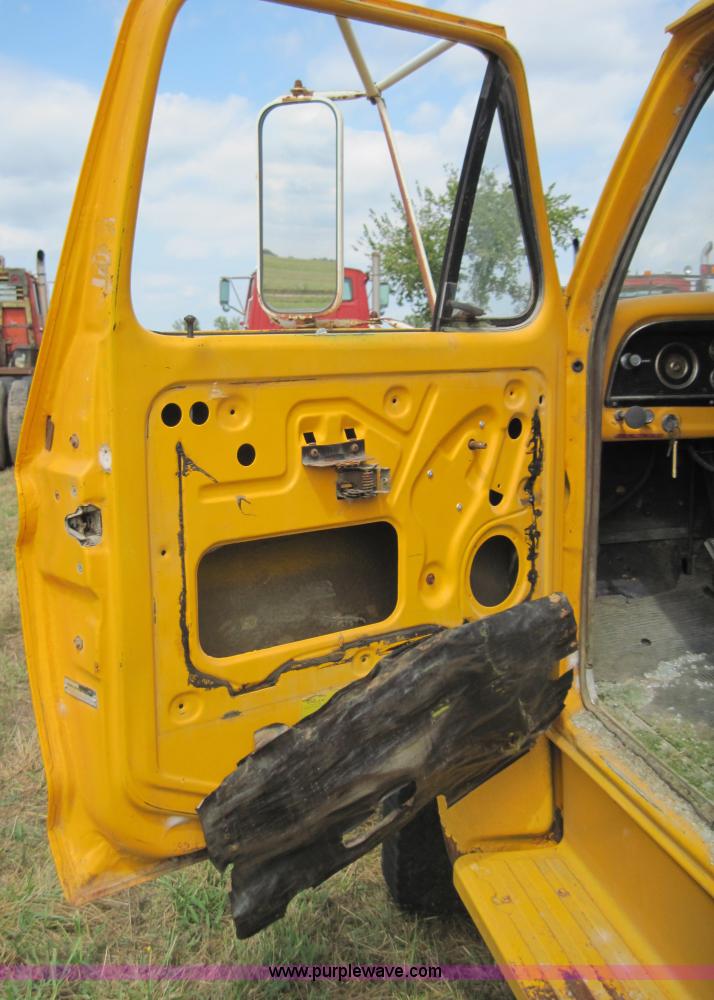 image for item 3156 1979 Ford F800 truck with bucket lift