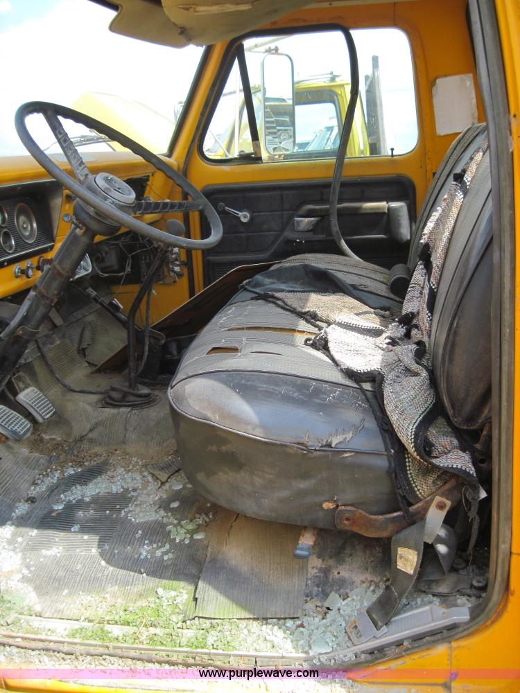 image for item 3156 1979 Ford F800 truck with bucket lift