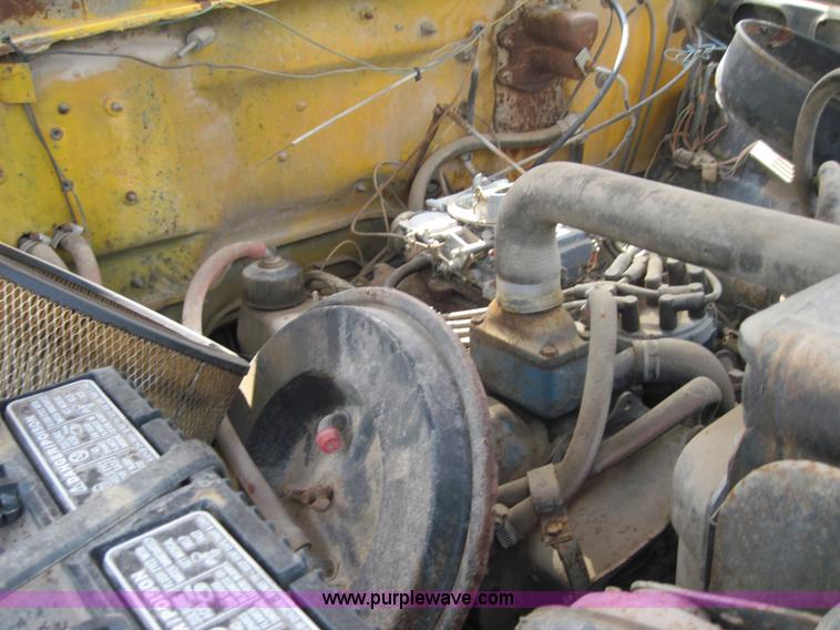 image for item 3156 1979 Ford F800 truck with bucket lift