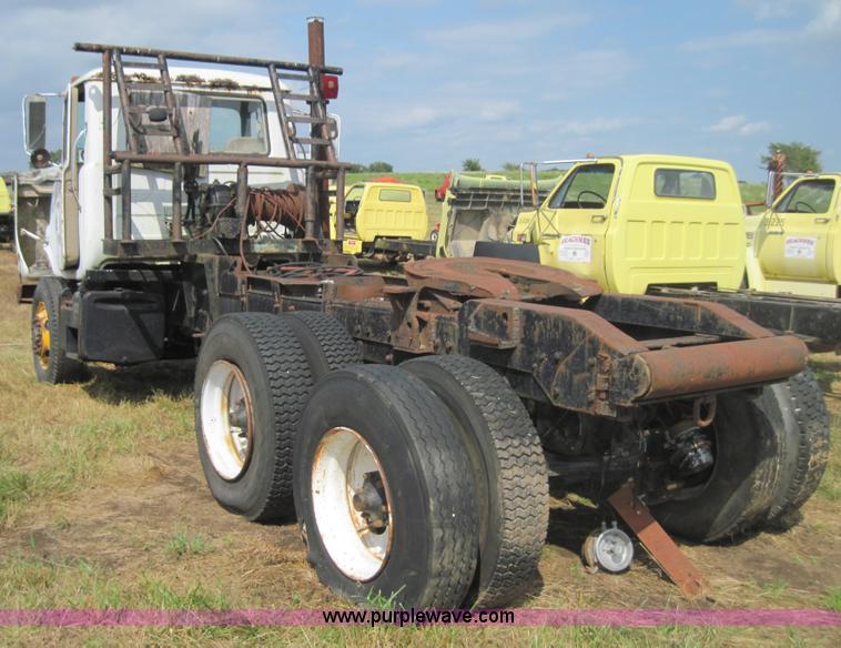 image for item 3166 1978 Mack semi truck