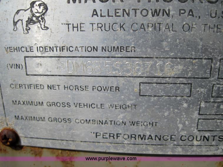 image for item 3166 1978 Mack semi truck