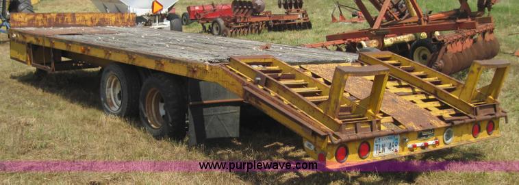image for item 3177 1981 20' flatbed trailer