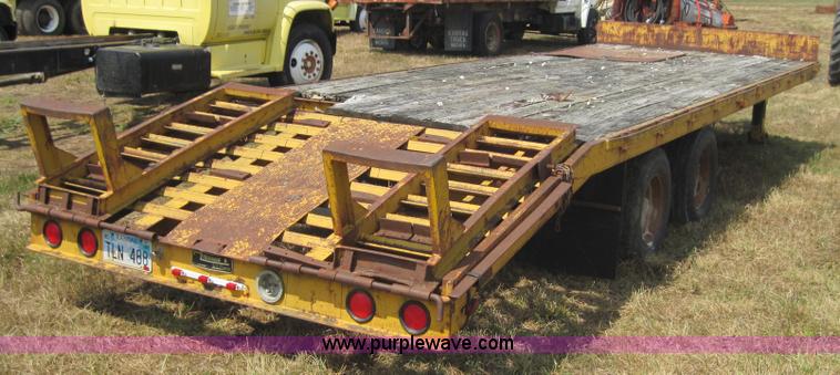 image for item 3177 1981 20' flatbed trailer