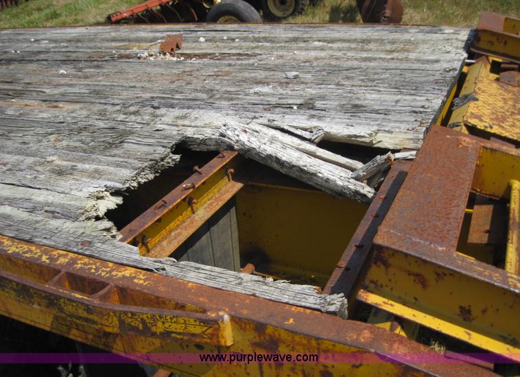 image for item 3177 1981 20' flatbed trailer