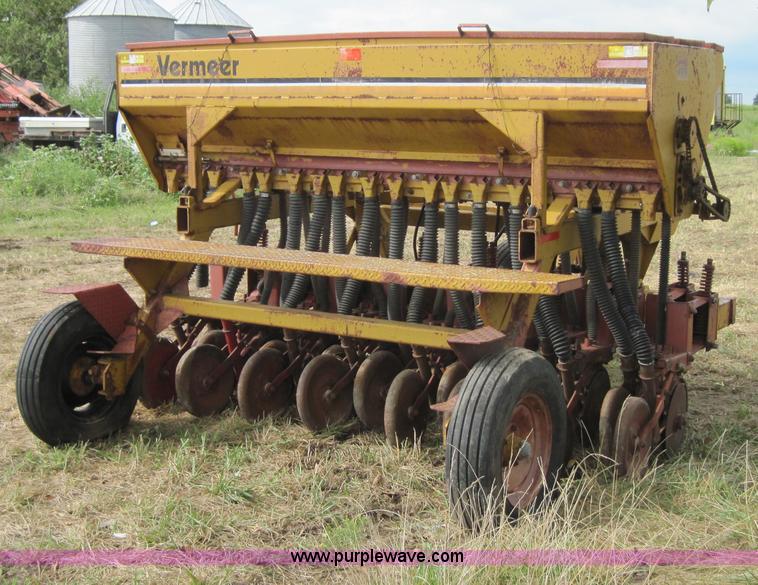 image for item 3178 Bermeer Haybuster 9' drill