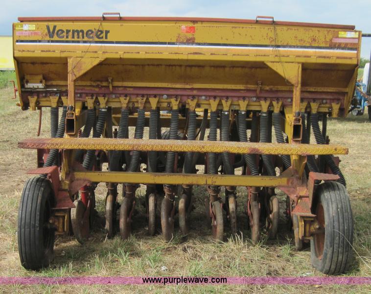 image for item 3178 Bermeer Haybuster 9' drill