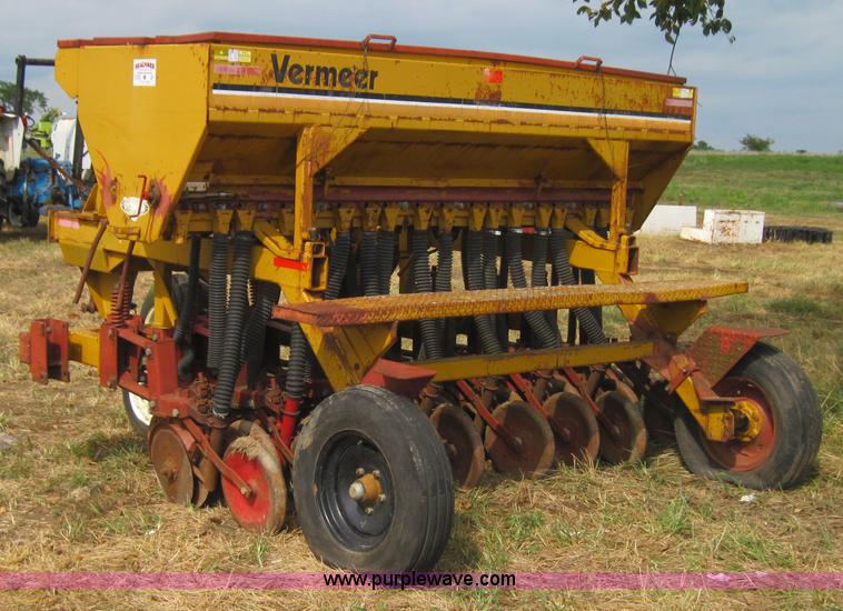 image for item 3178 Bermeer Haybuster 9' drill