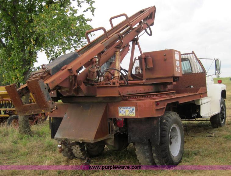 image for item 3179 1988 Ford F800 flatbed truck with hydraulic post driver